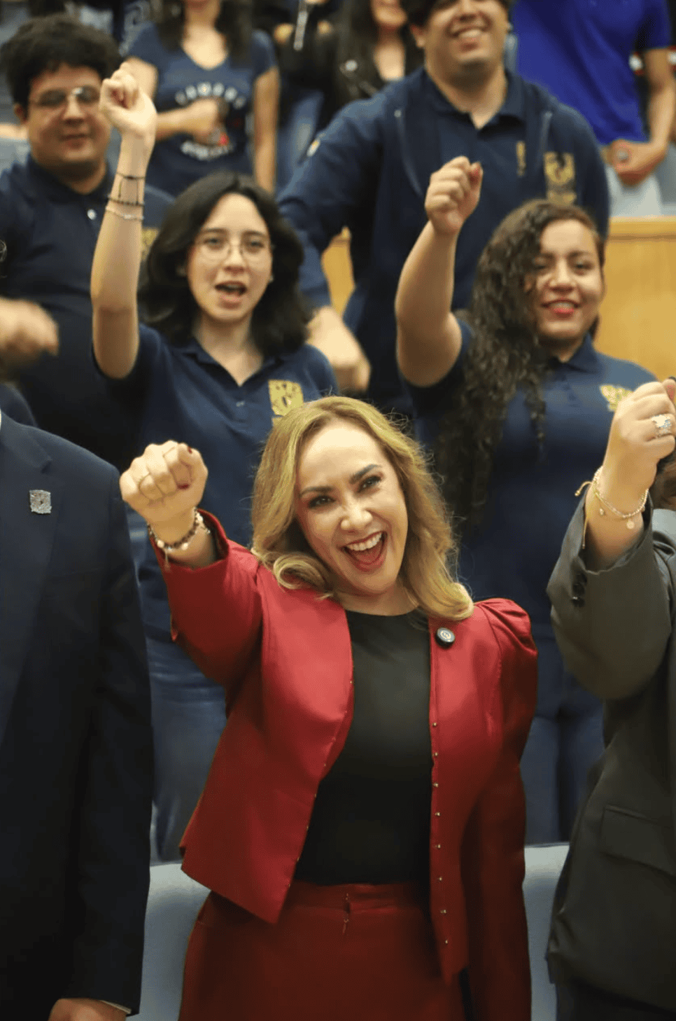 Personas celebrando en evento de turismo en Guanajuato con UNAM.