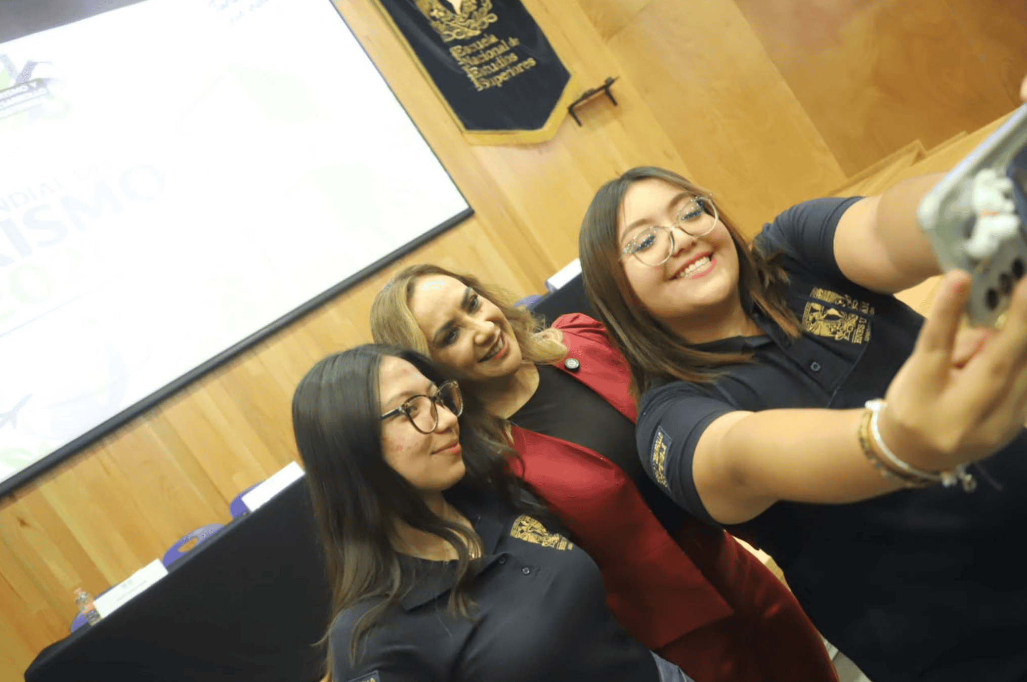 Mujeres en evento de turismo en Guanajuato durante firma de convenio con la UNAM.