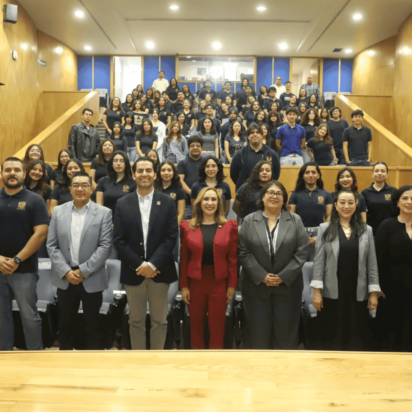 Grupo de personas en evento de turismo y desarrollo sostenible en Guanajuato.