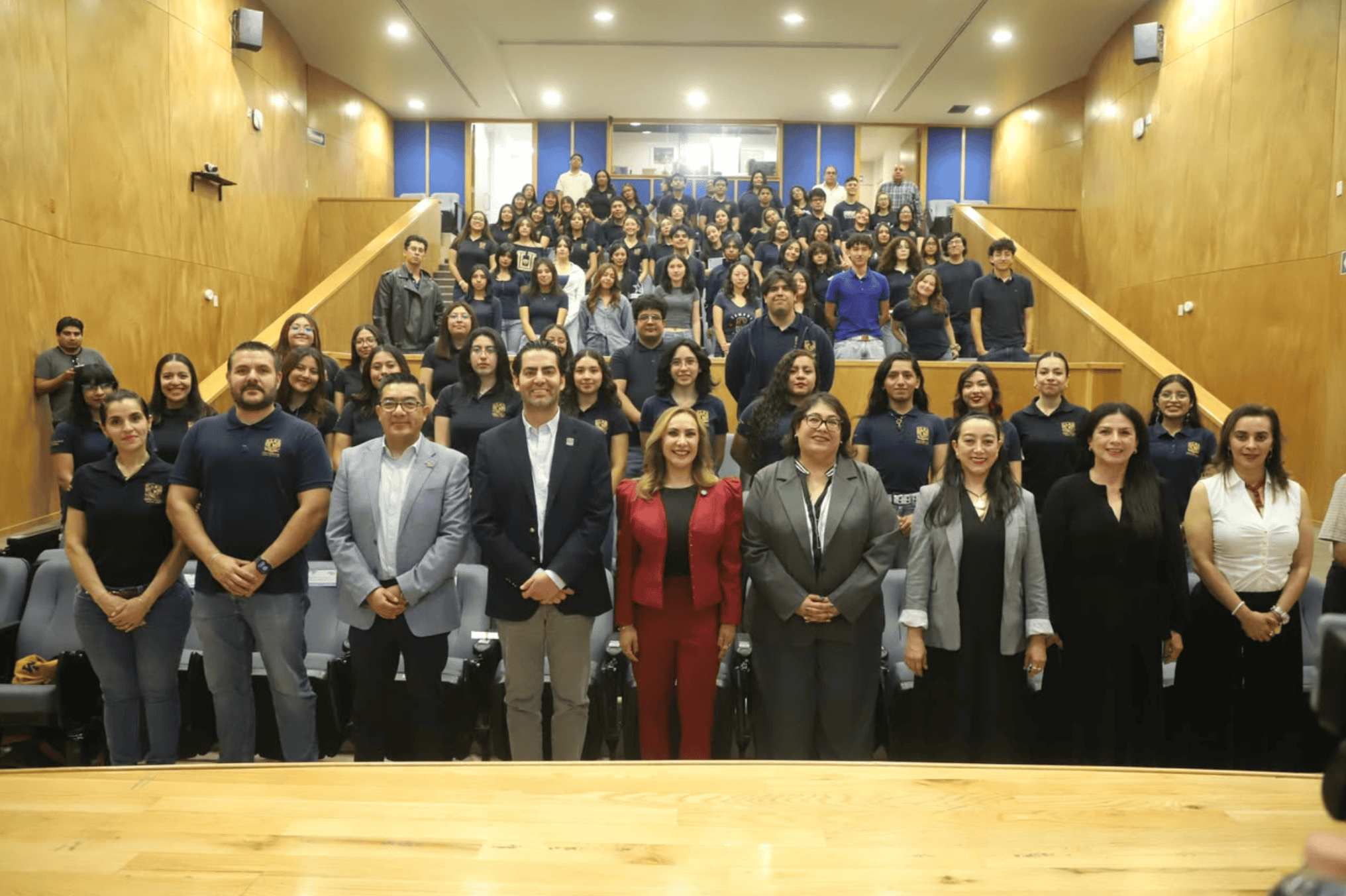 Grupo de personas en evento de turismo y desarrollo sostenible en Guanajuato.