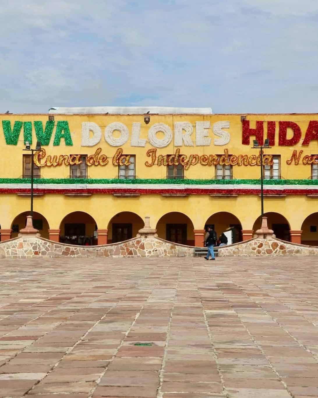 Facade decorated with patriotic colors in Guanajuato for Independence Day celebrations.