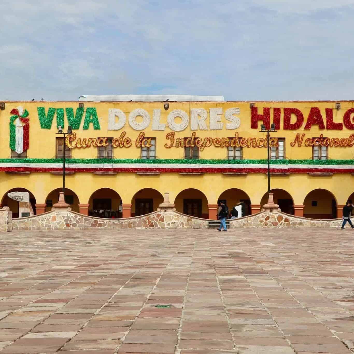 Fachada decorada con colores patrios en Guanajuato para Fiestas Patrias.