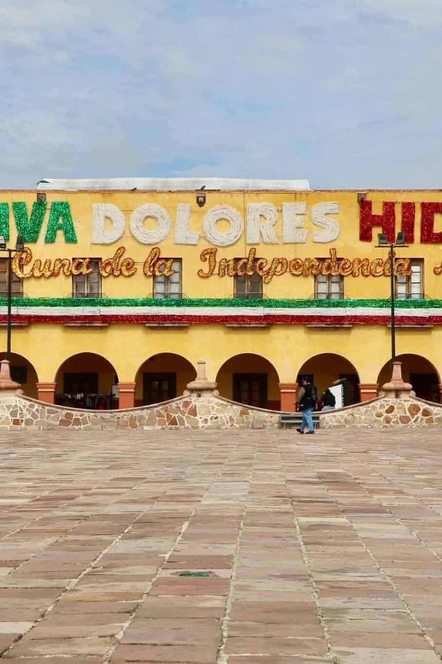 Fachada decorada con colores patrios en Guanajuato para Fiestas Patrias.