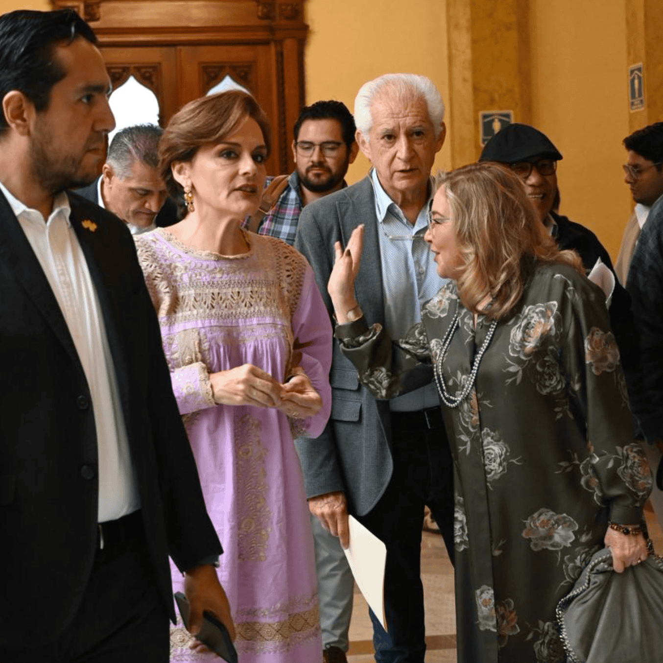 Personas conversando en evento cultural en Guanajuato, México.