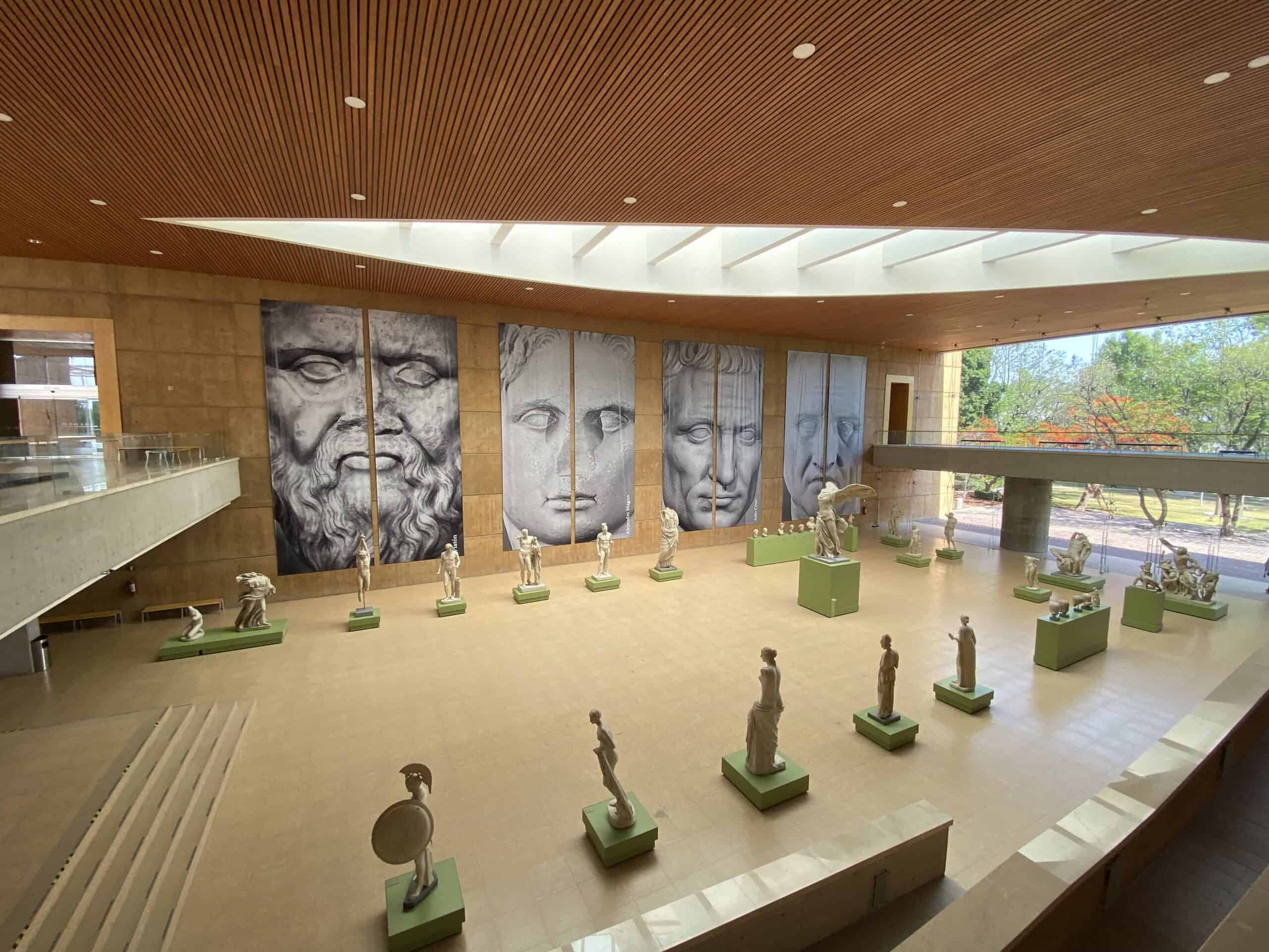 Exposici&oacute;n de esculturas cl&aacute;sicas en un museo de Guanajuato.
