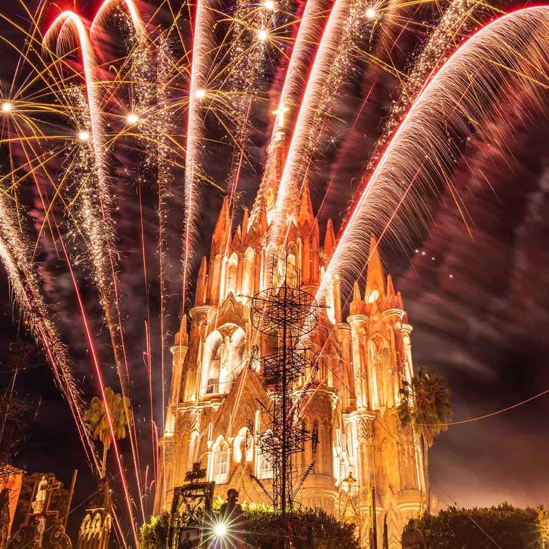 Fuegos artificiales iluminan la catedral en celebración del mes patrio en Guanajuato.