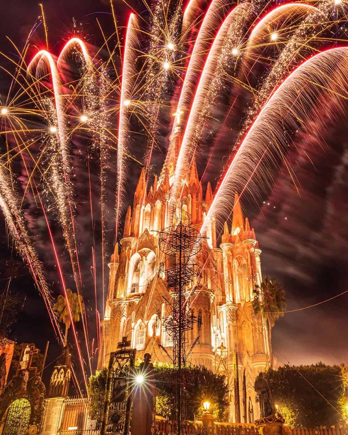 Fuegos artificiales iluminan la catedral en celebración del mes patrio en Guanajuato.