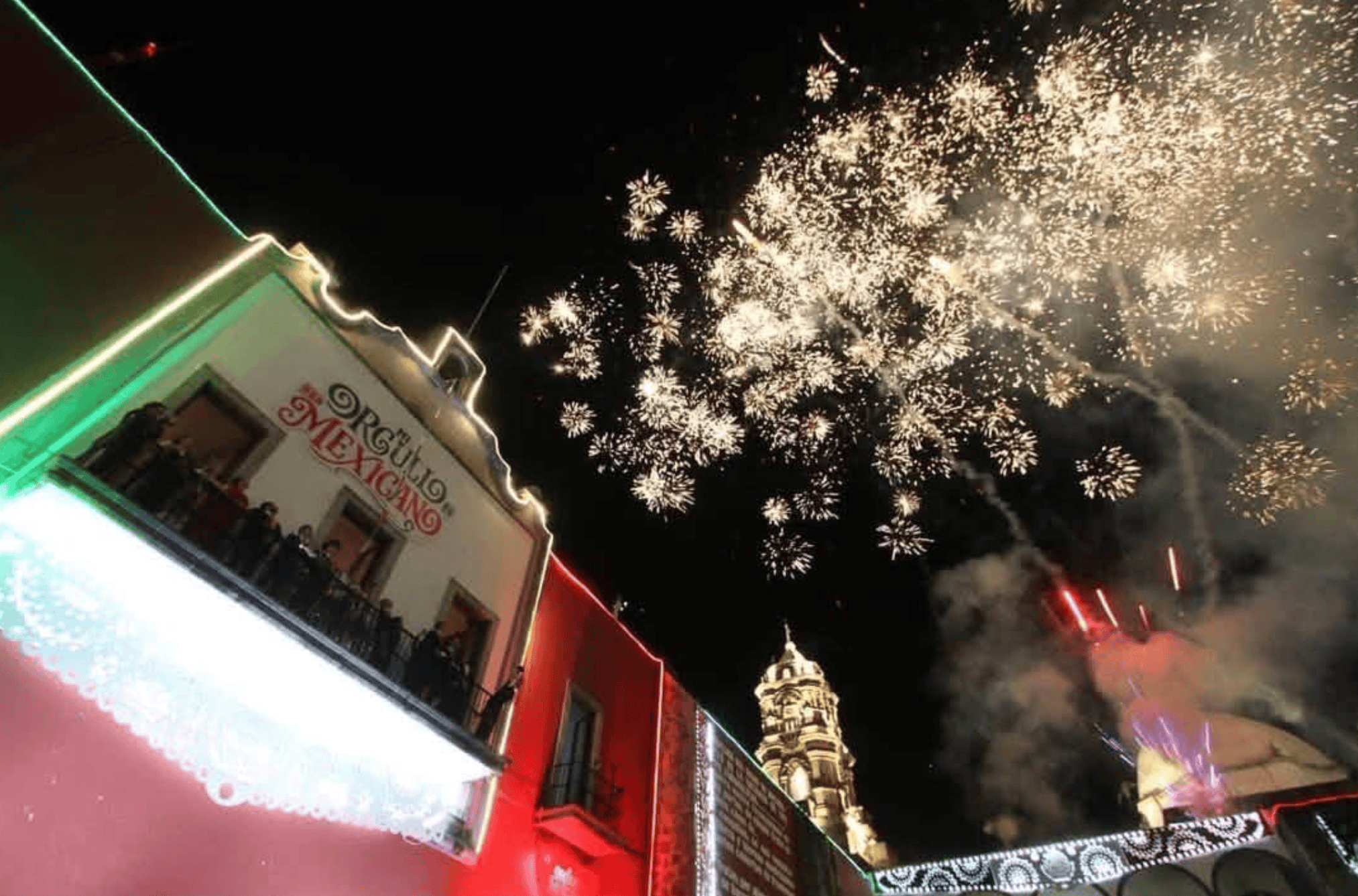 Fuegos artificiales iluminan el cielo en San Miguel de Allende durante las Fiestas Patrias.