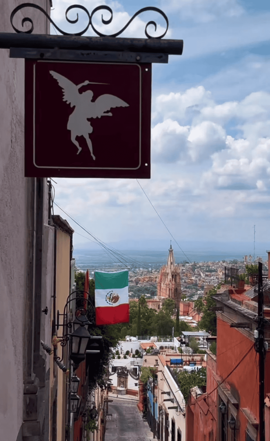 Señal de advertencia con figura de hada en San Miguel de Allende.