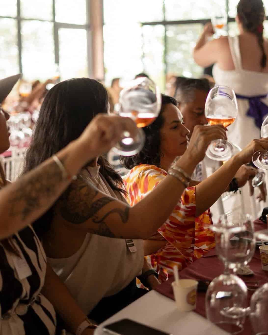 Mujeres disfrutando vino en una cata en Guanajuato, México.