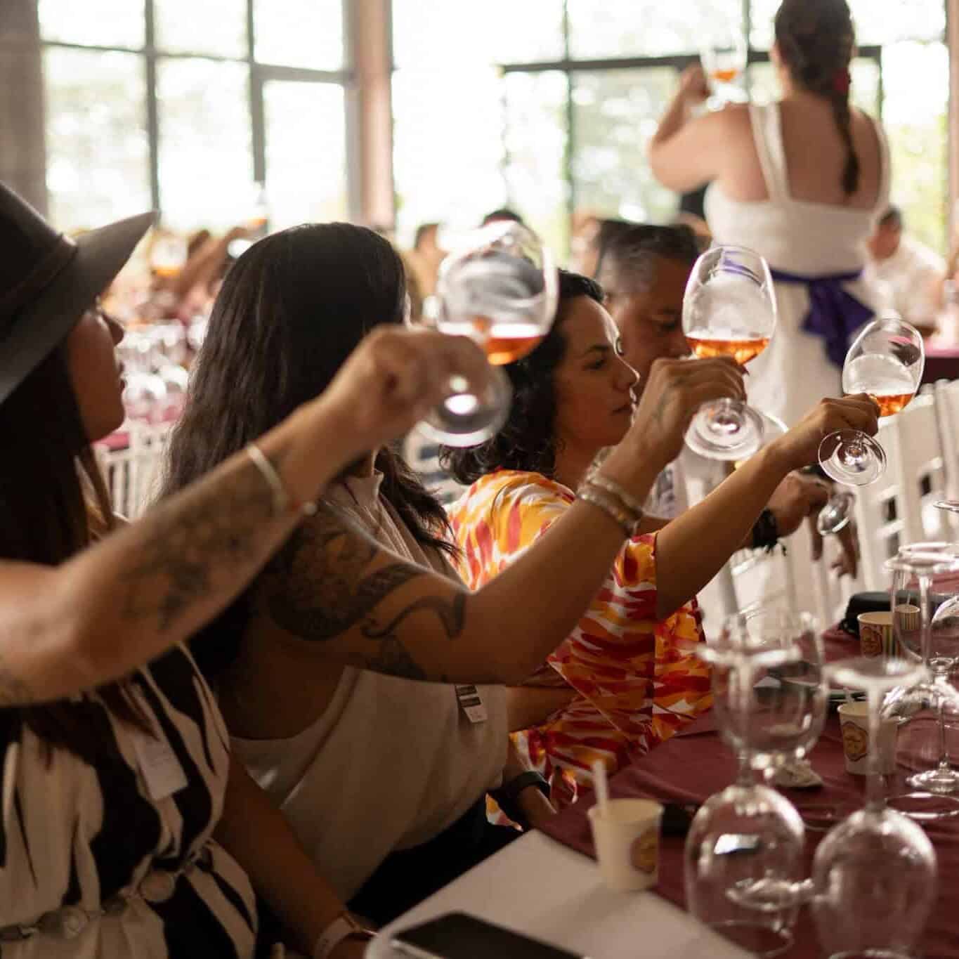 Mujeres disfrutando vino en una cata en Guanajuato, México.
