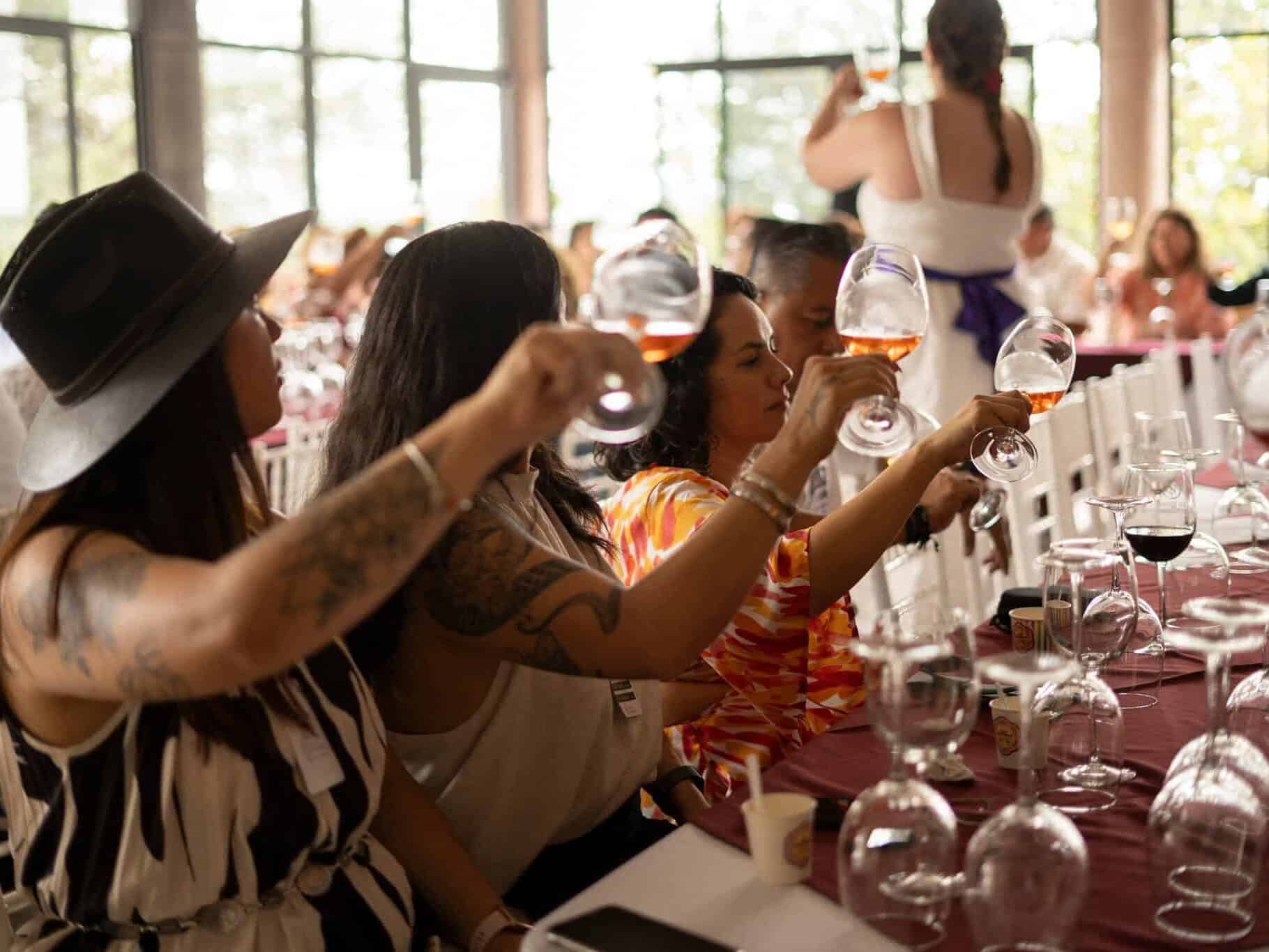 Mujeres disfrutando vino en una cata en Guanajuato, México.