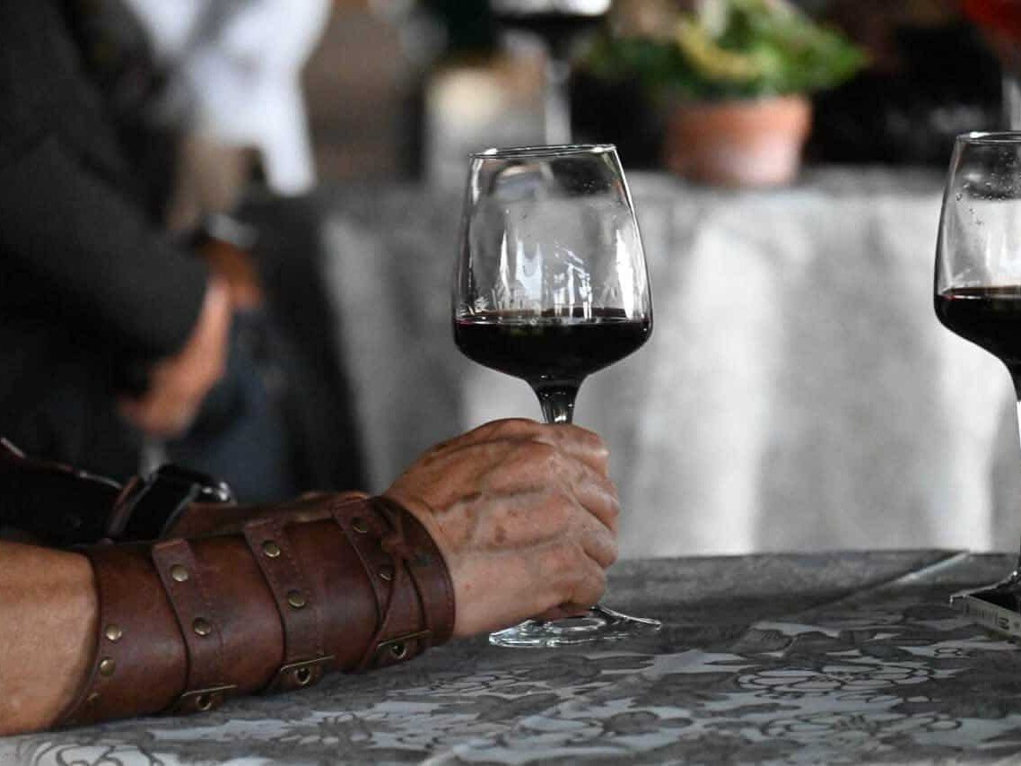 Vino tinto en copa en una mesa de degustación en Guanajuato.