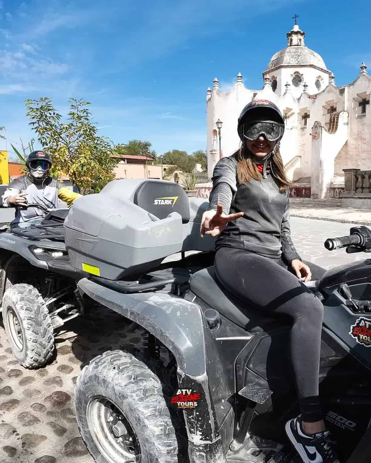 Viajeros en cuatrimoto frente al Santuario de Atotonilco.