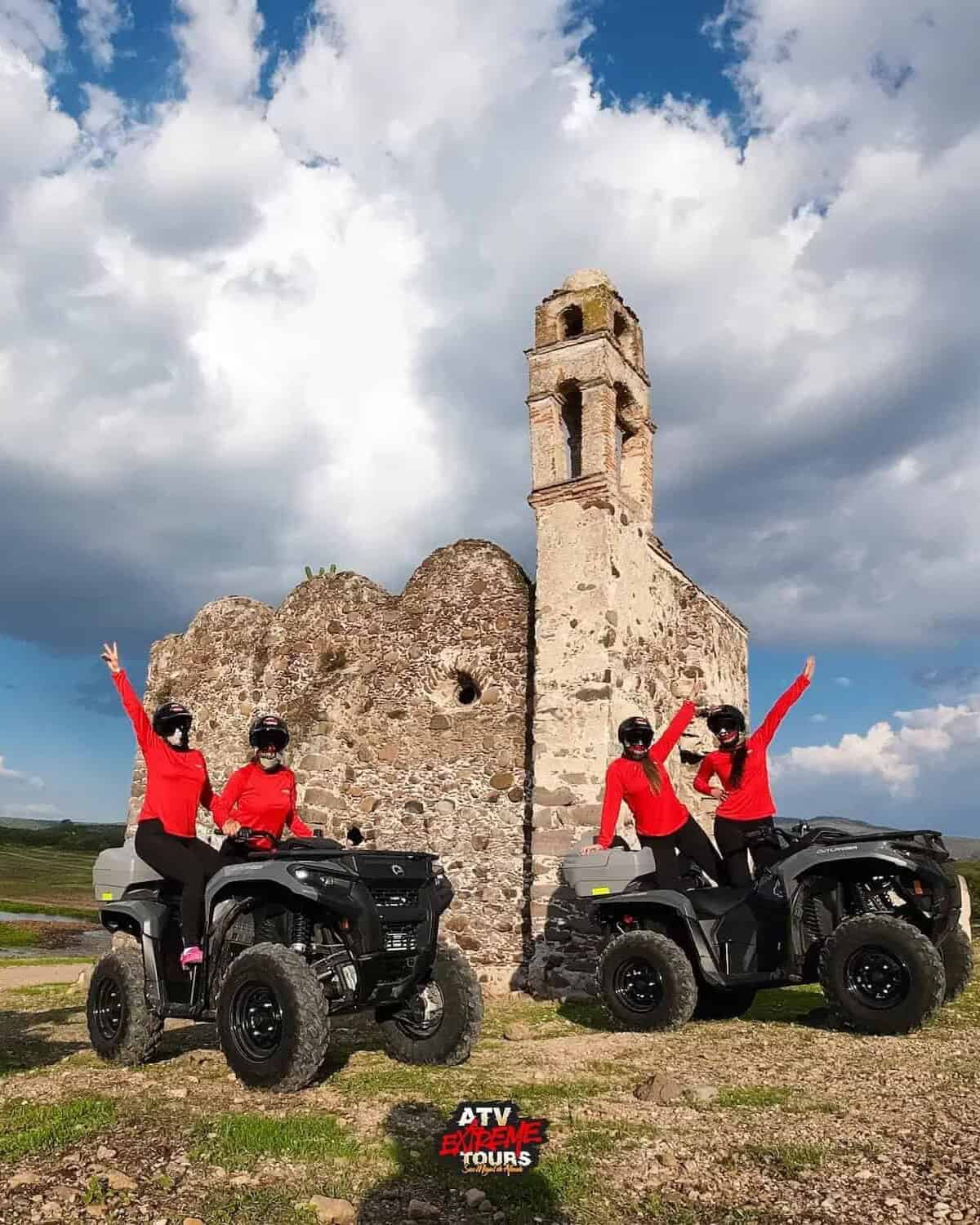 Grupo en cuatrimotos frente a las ruinas de una capilla de piedra en los alrededores de San Miguel de Allende.