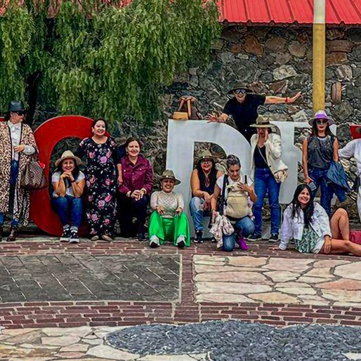 Grupo de visitantes frente a las letras monumentales del Barrio M&aacute;gico de Mineral de la Luz, Guanajuato.