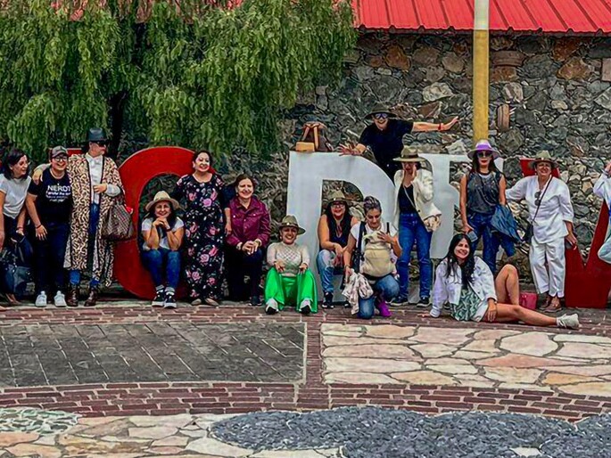 Grupo de visitantes frente a las letras monumentales del Barrio Mágico de Mineral de la Luz, Guanajuato.
