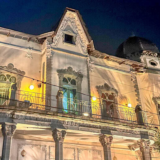 Fachada iluminada de una casona del siglo XIX en el Paseo de la Presa, Guanajuato.