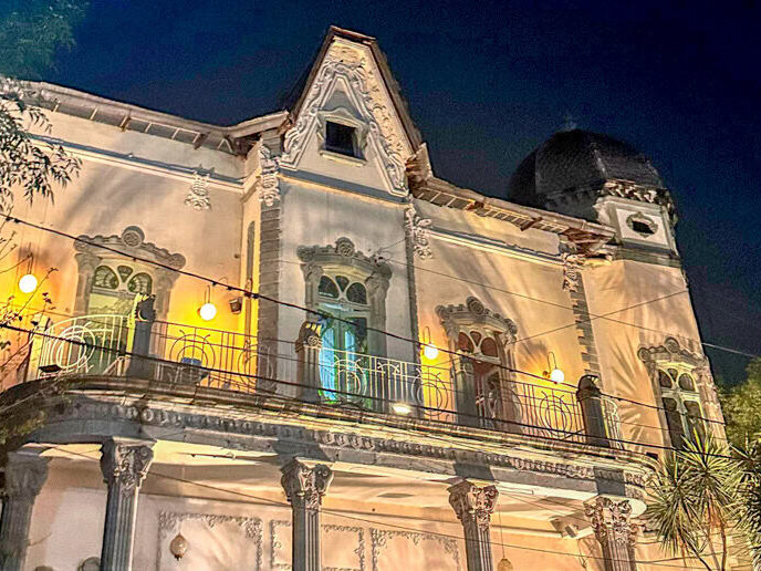 Fachada iluminada de una casona del siglo XIX en el Paseo de la Presa, Guanajuato.