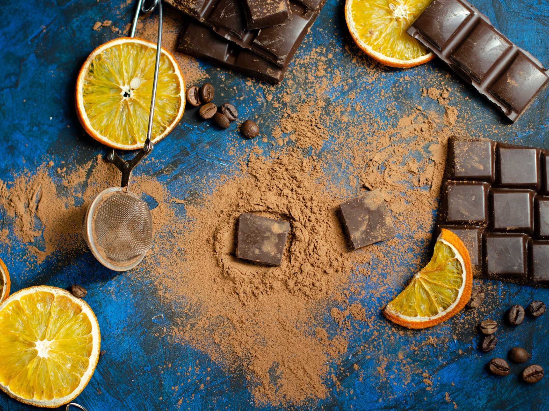 Trozos de chocolate amargo con cacao en polvo y rodajas de naranja.