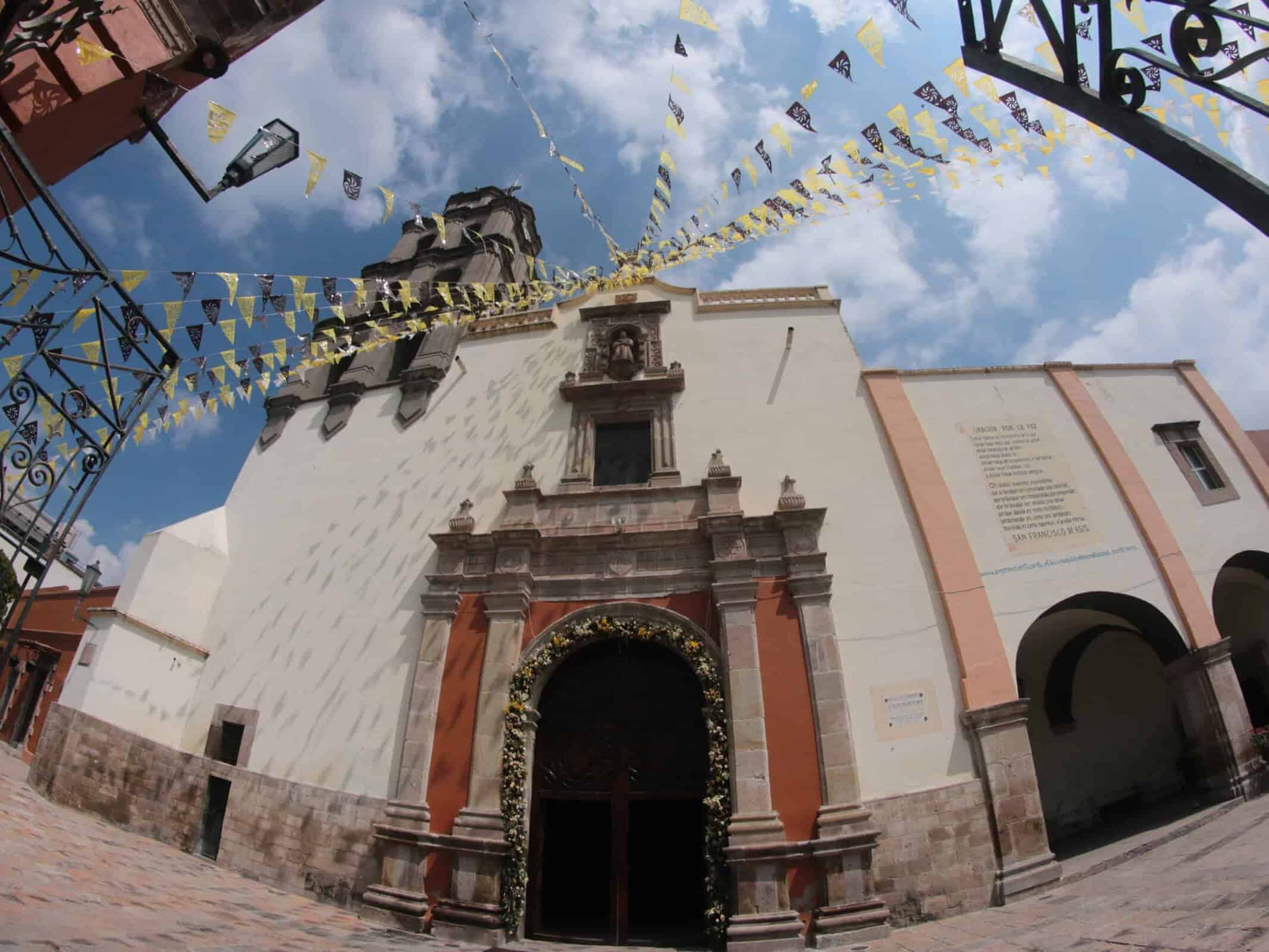 Fachada de templo con papel picado, Comonfort.