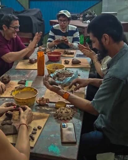 Participantes moldeando figuras de barro en un taller artesanal de Guanajuato.