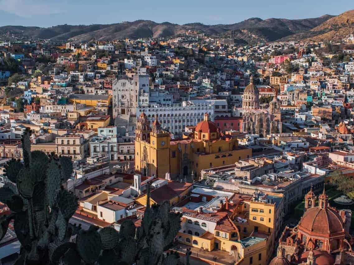 Vista panorámica de la ciudad de Guanajuato al atardecer.