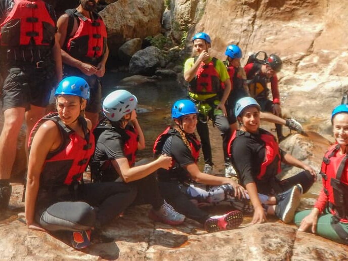 Grupo con casco y chaleco salvavidas durante un recorrido de barranquismo en un cañón de Guanajuato.