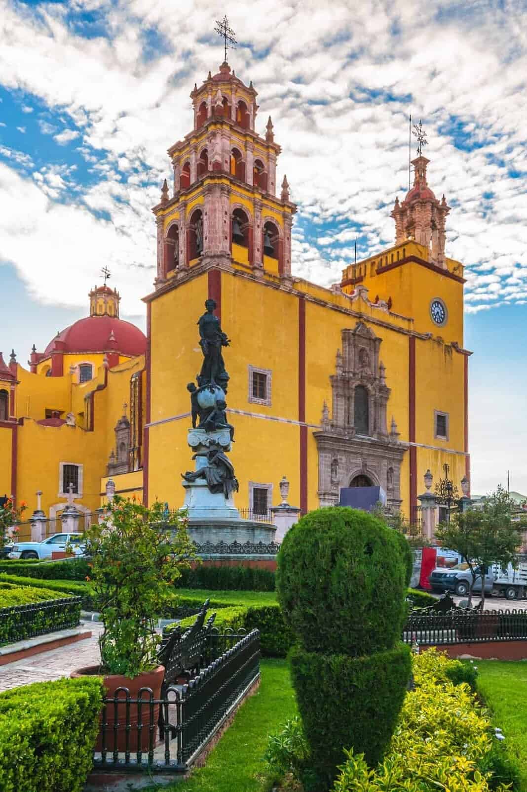 Basílica de Nuestra Señora de Guanajuato desde la Plaza de la Paz.