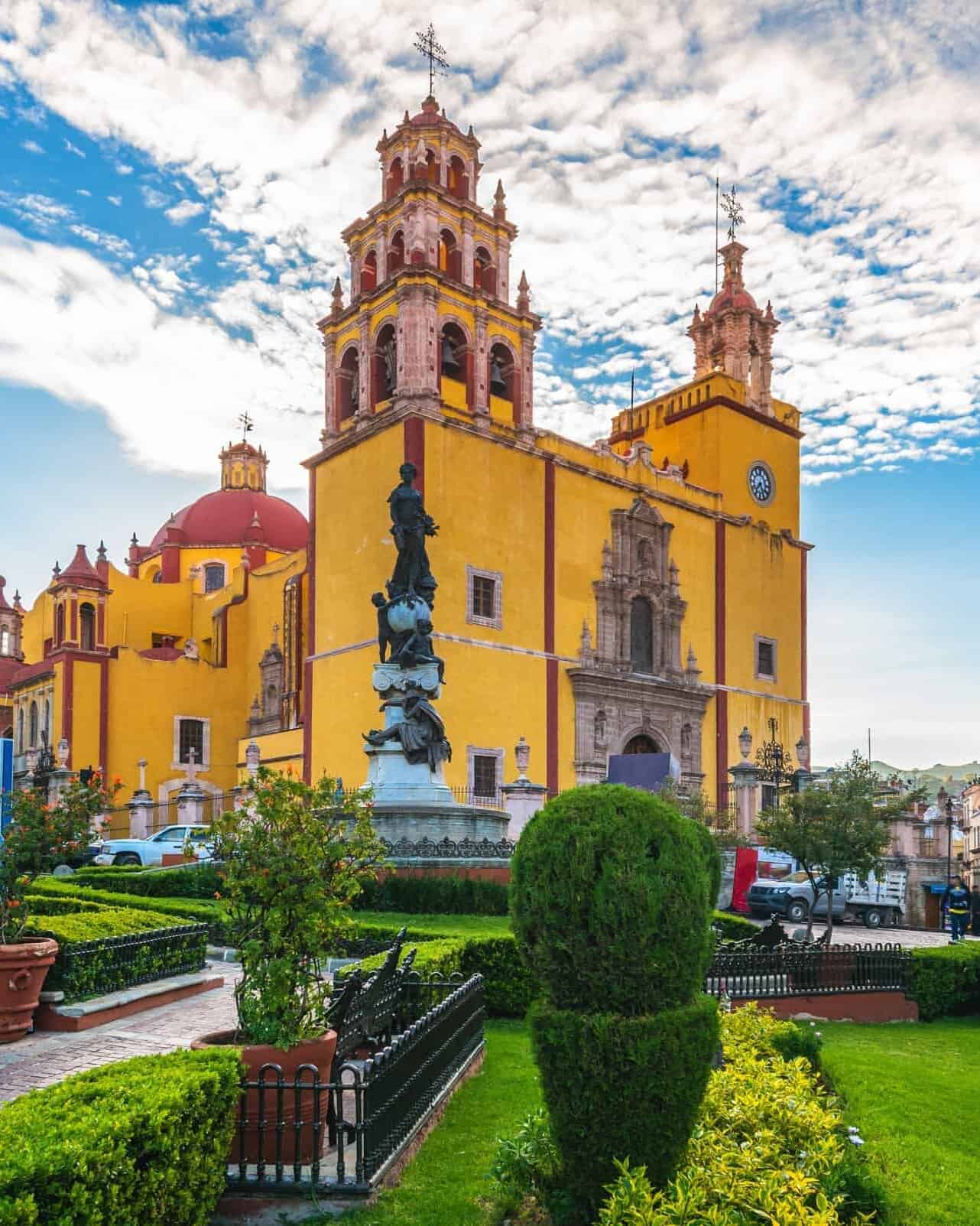Basílica de Nuestra Señora de Guanajuato desde la Plaza de la Paz.