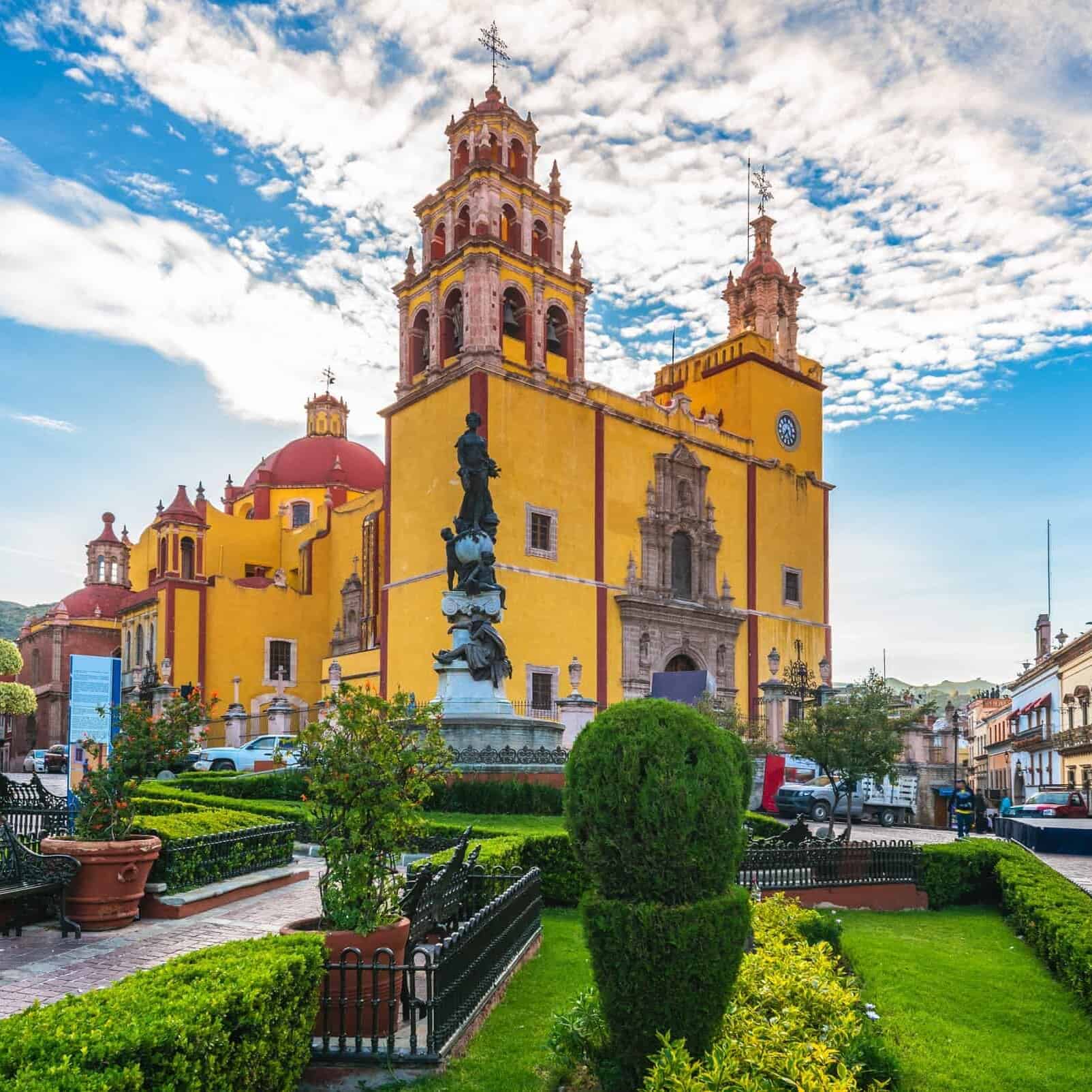 Bas&iacute;lica de Nuestra Se&ntilde;ora de Guanajuato desde la Plaza de la Paz, Guanajuato Capital.