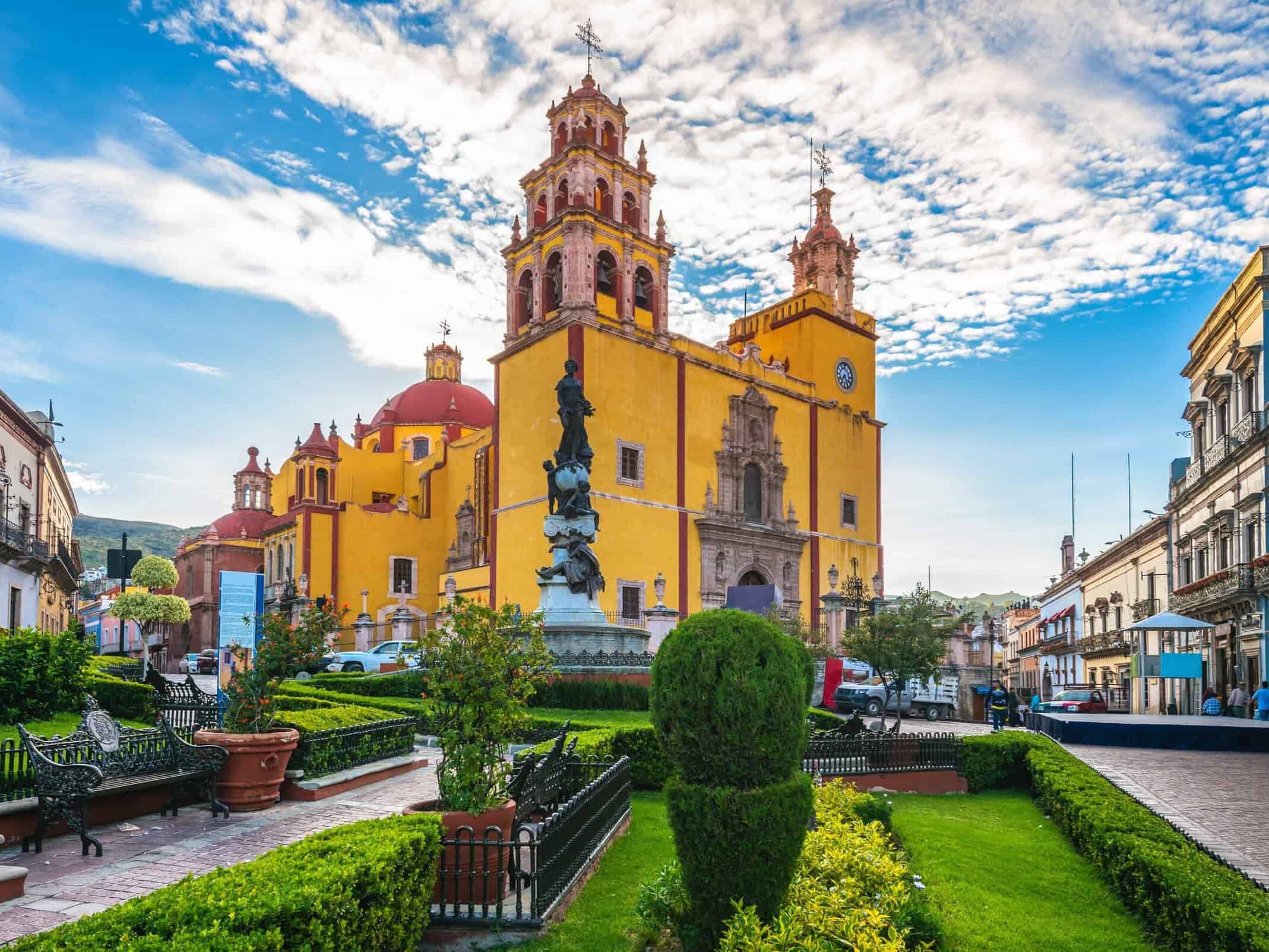 Basílica de Nuestra Señora de Guanajuato desde la Plaza de la Paz, Guanajuato Capital.