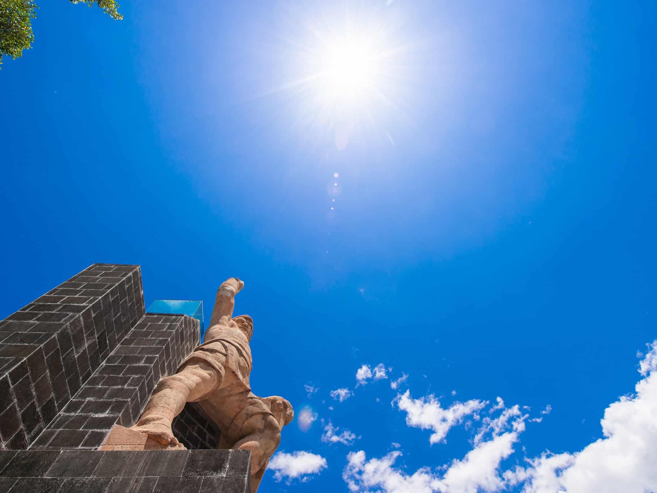Monumento al Pípila en contrapicado con el sol, Guanajuato Capital.