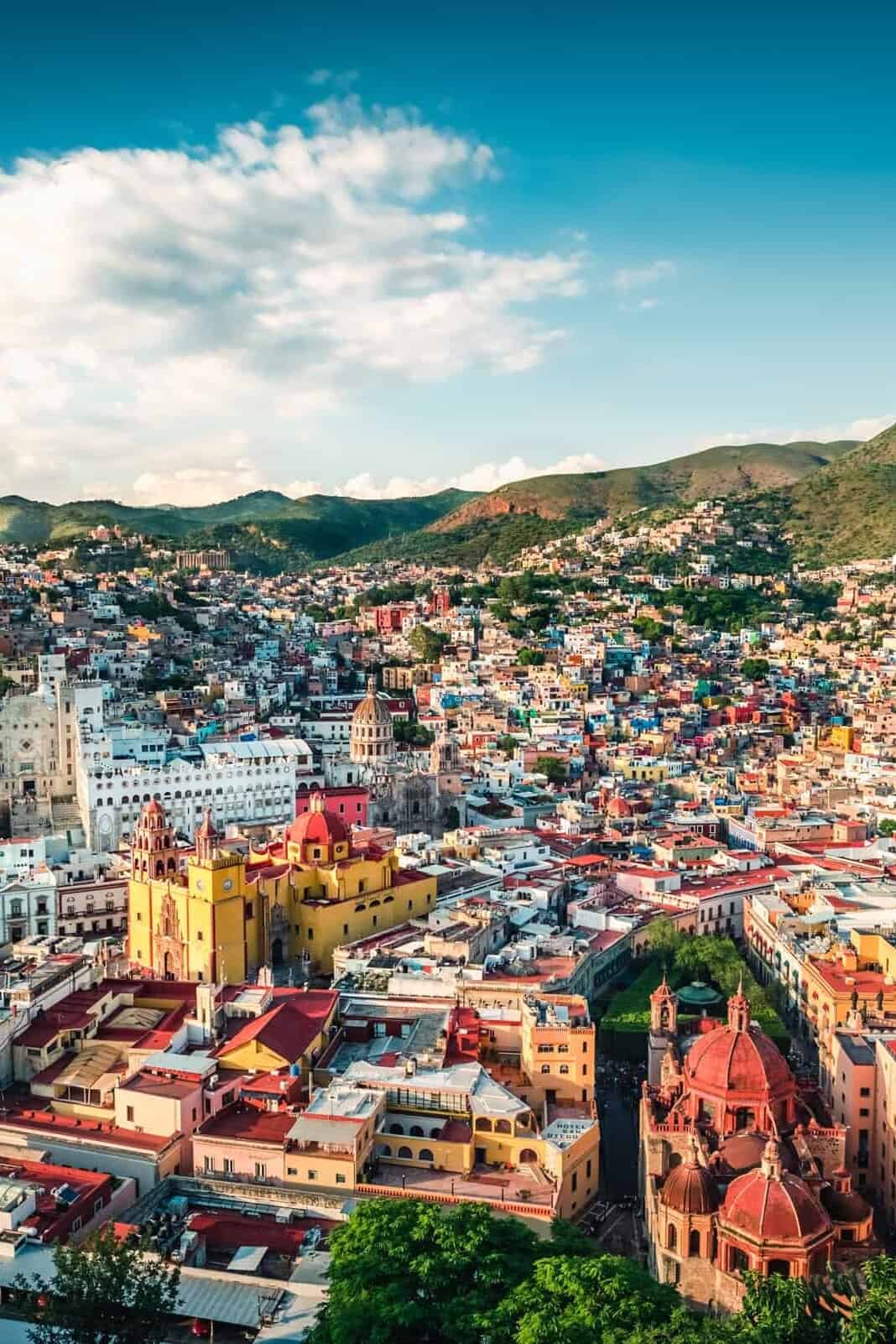 Panorámica de la ciudad de Guanajuato, con sus casas de colores entre los cerros.