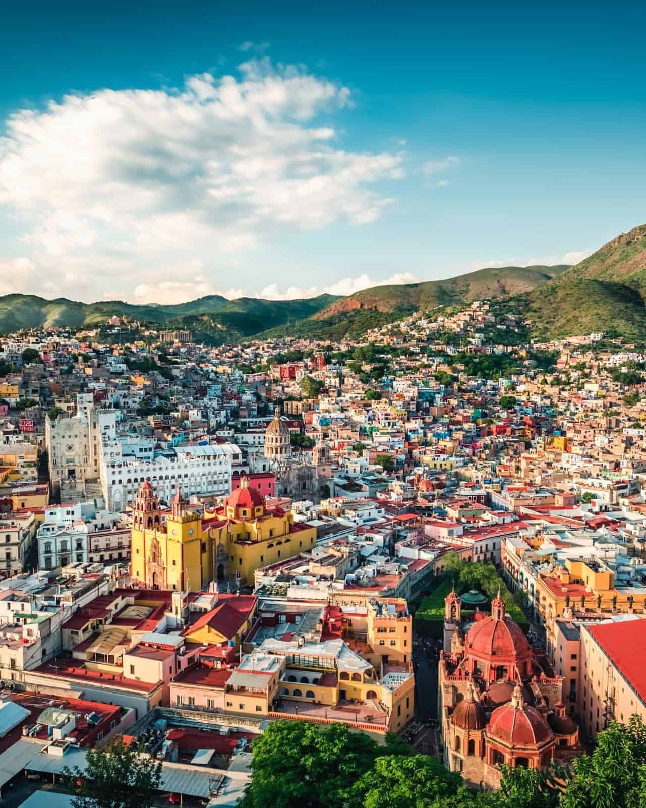 Panorámica de la ciudad de Guanajuato, con sus casas de colores entre los cerros.