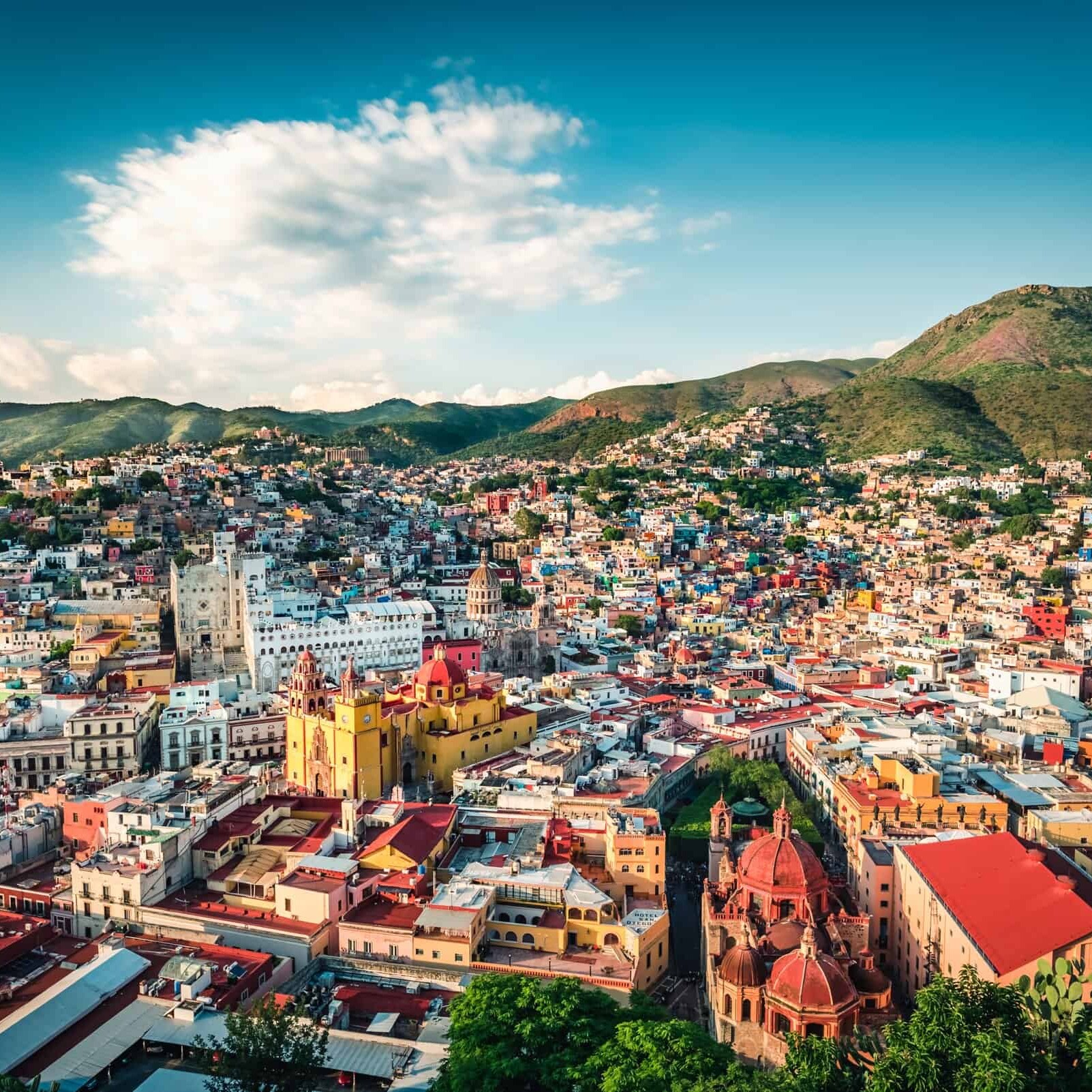 Panor&aacute;mica de la ciudad de Guanajuato, con sus casas de colores entre los cerros.