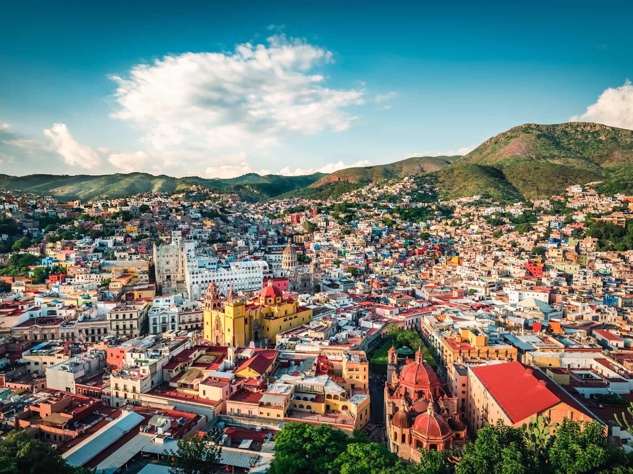 Panorámica de la ciudad de Guanajuato, con sus casas de colores entre los cerros.