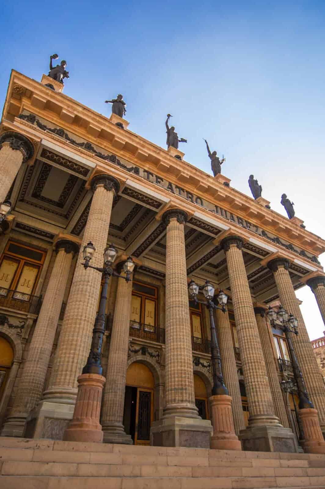 Fachada del Teatro Juárez en contrapicado, Guanajuato Capital.