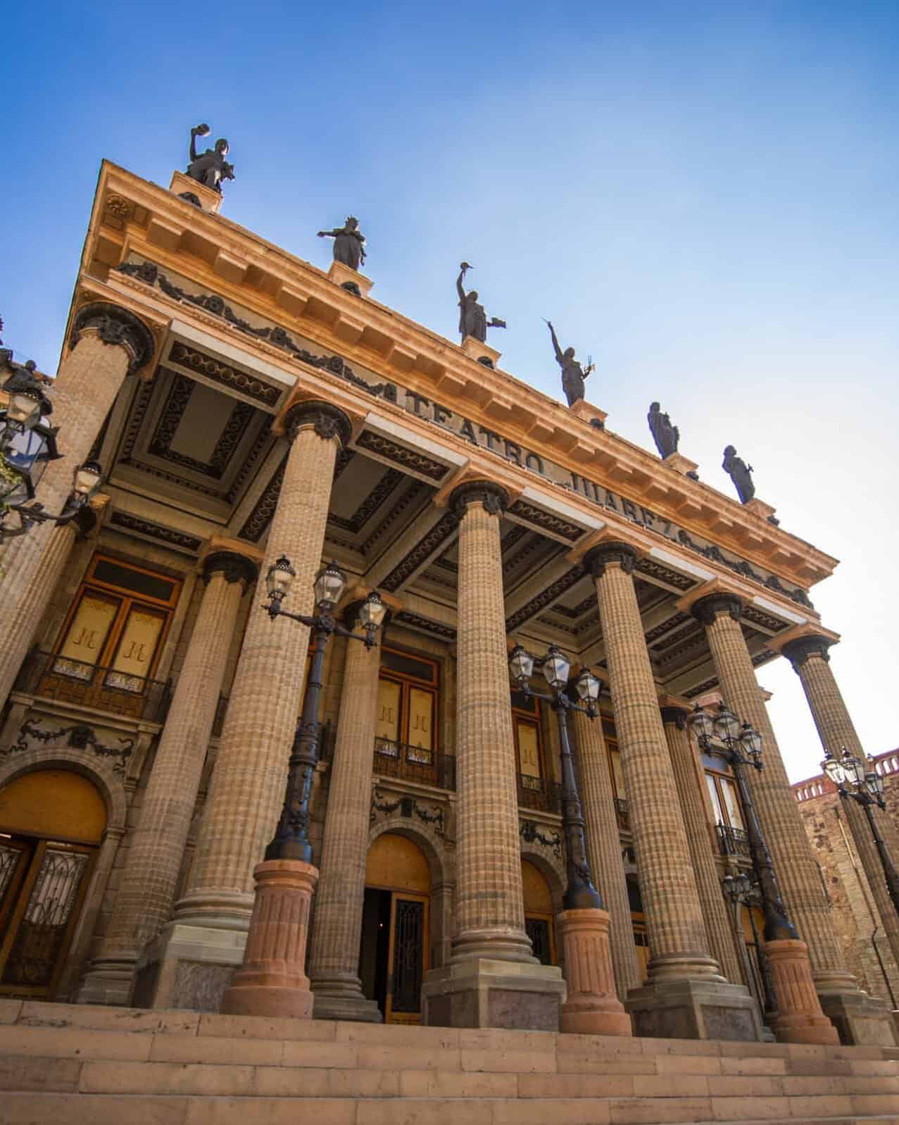 Fachada del Teatro Juárez en contrapicado, Guanajuato Capital.