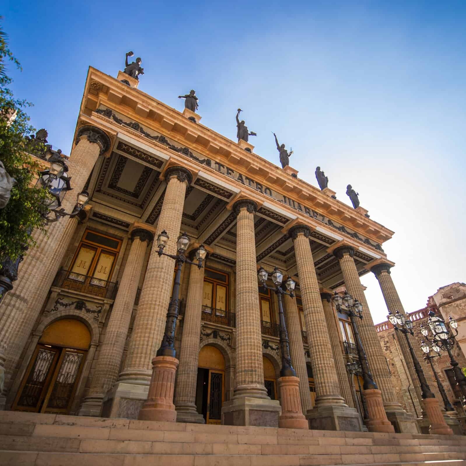 Fachada del Teatro Ju&aacute;rez en contrapicado, Guanajuato Capital.