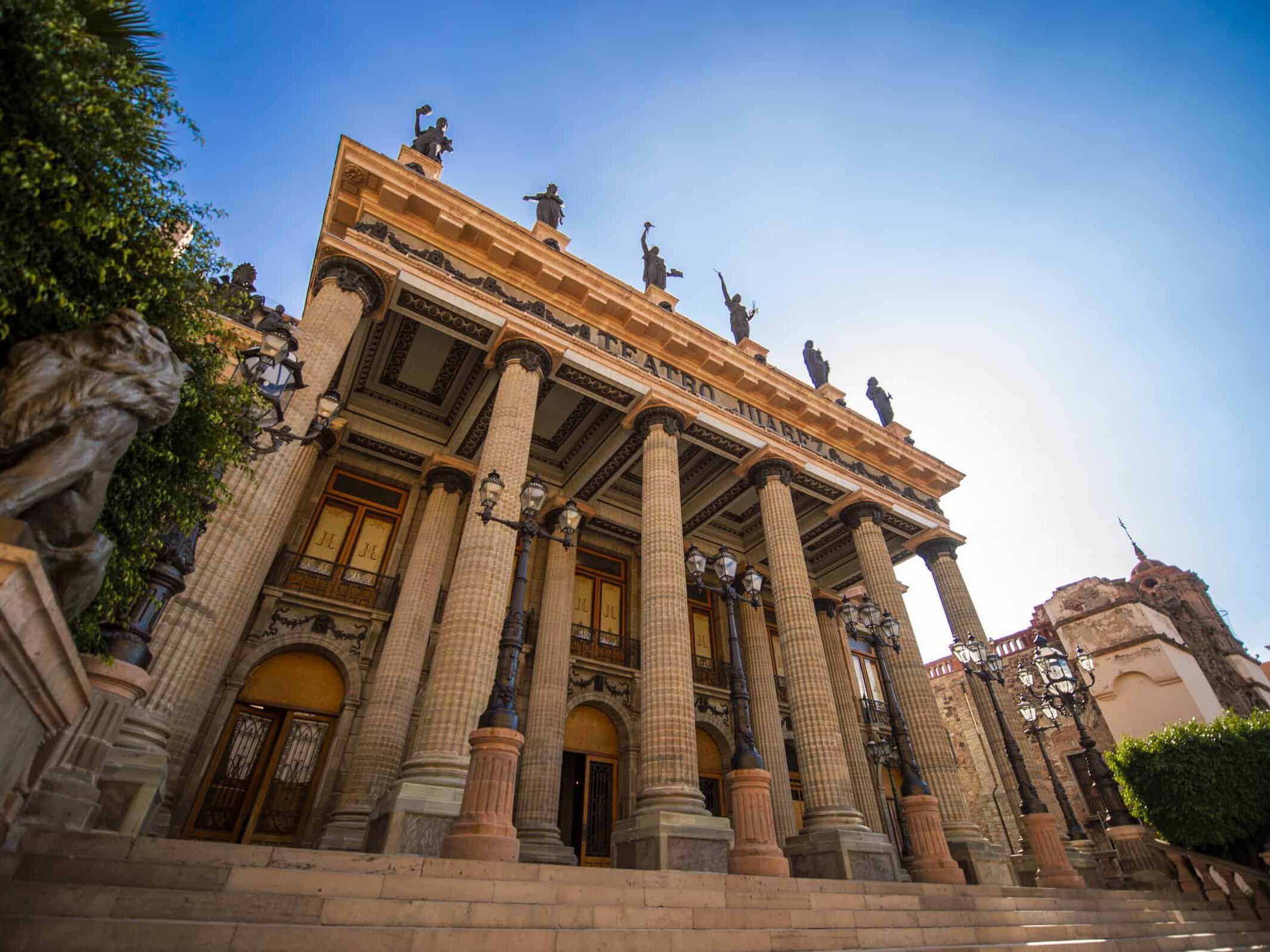 Fachada del Teatro Juárez en contrapicado, Guanajuato Capital.