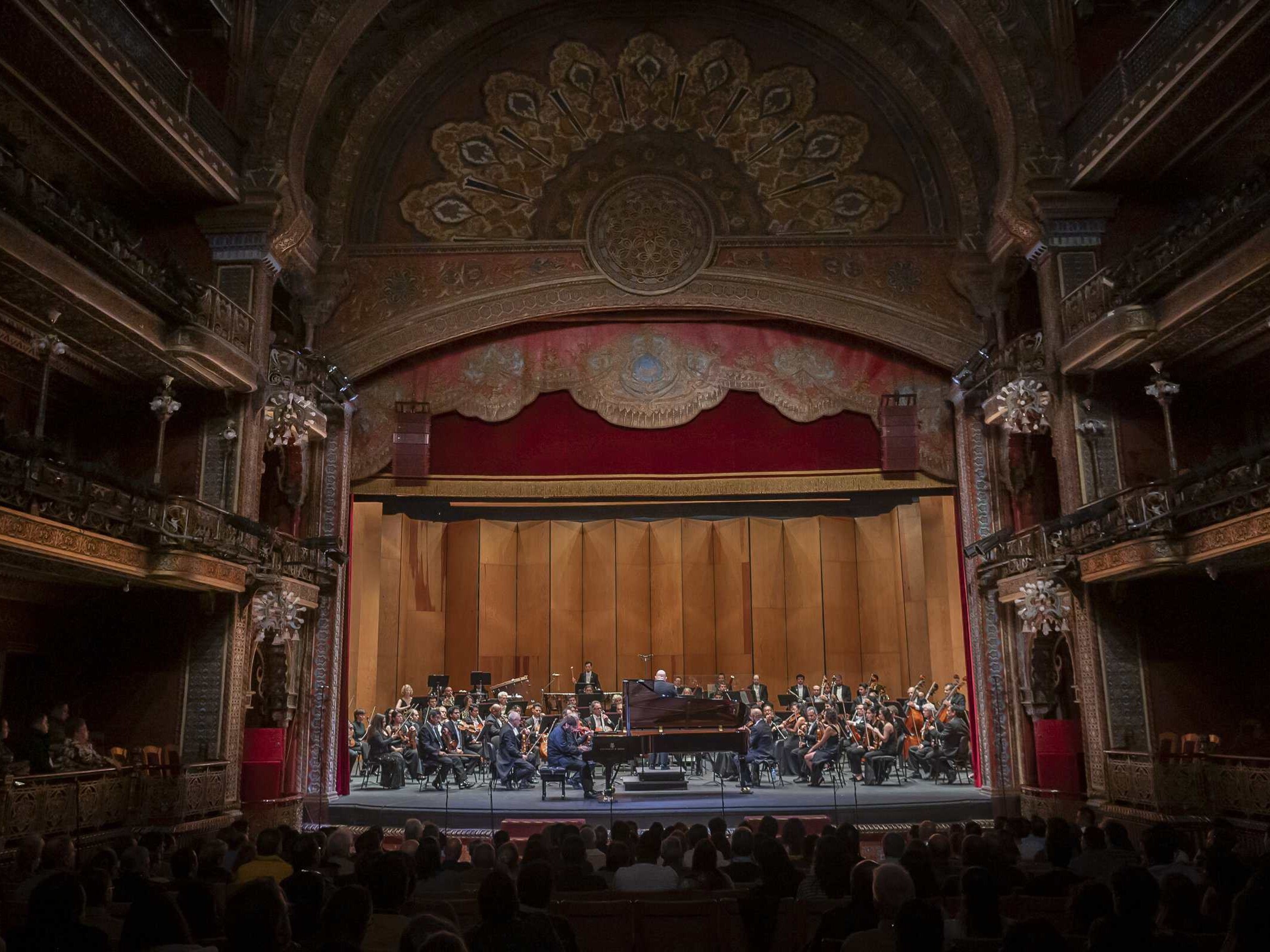 Escenario del Teatro Juárez con una orquesta, Guanajuato Capital.