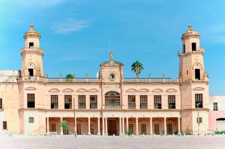 Fachada de la Ex Hacienda de Jaral de Berrio en San Felipe, Guanajuato.