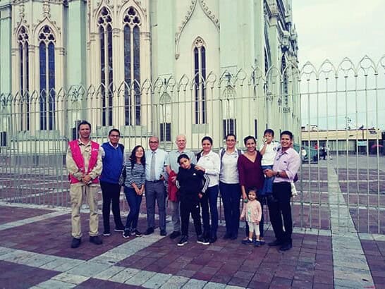 Grupo de turistas frente a una iglesia histórica en Guanajuato.