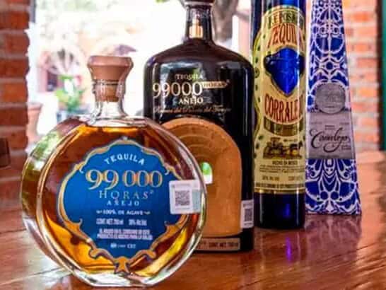 Botellas de tequila en Guanajuato, destino turístico y cultural.