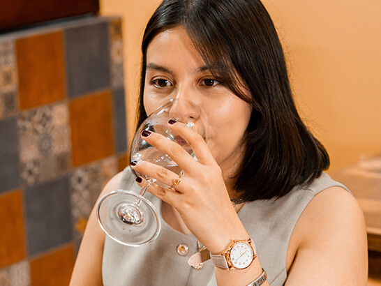 Mujer disfrutando de una copa de cajeta en Guanajuato.