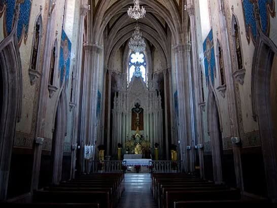 Interior de iglesia en Guanajuato con arquitectura gótica y detalles religiosos.