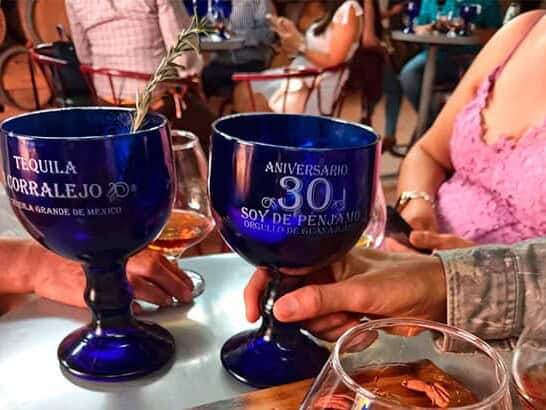 Dos copas de tequila en celebración en Guanajuato, México.