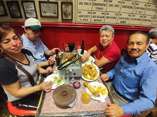 Grupo de personas disfrutando comida tradicional en Guanajuato.