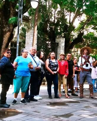Grupo de turistas en Guanajuato disfrutando de un tour cultural.